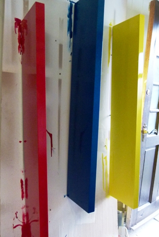 fancy-design-coloured-shelves