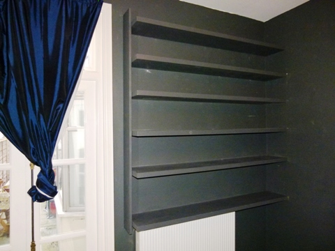 fancy-design-coloured-shelves